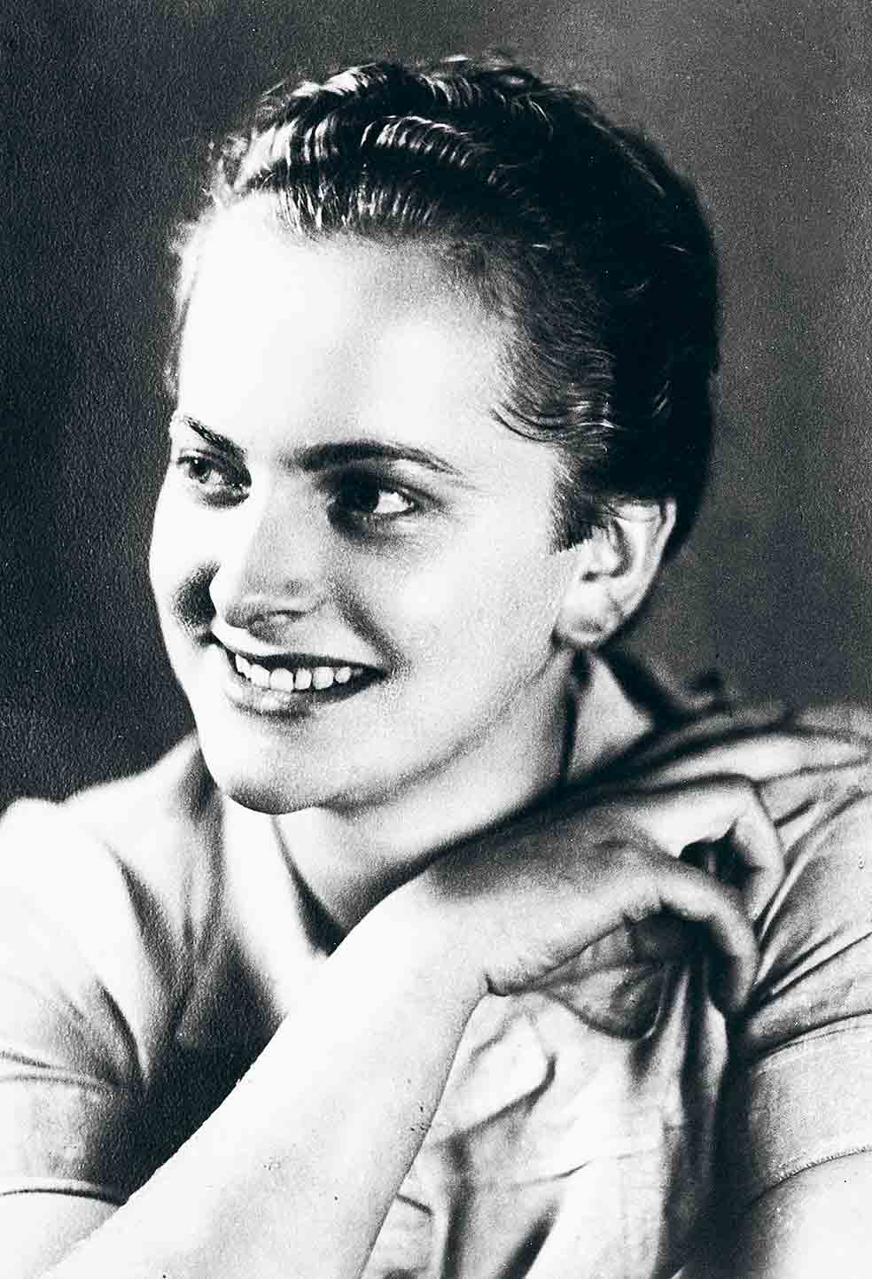 Grese, en 1940, con apenas 16 años. Trabajaba en un sanatorio y quería ser enfermera. En la foto anterior: Irma Grese, en diciembre de 1944, en pleno auge de su terror en el campo de Bergen-Belsen, donde sería detenida solo cuatro meses más tarde, el 15 de abril de 1945.