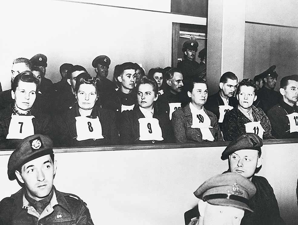 Septiembre de 1945. Juicio de Bergen-Belsen, en la Corte de Lüneburg, llevado a cabo por tribunales británicos contra 45 antiguos efectivos de la SS nazis, hombres, mujeres y kapos (prisioneros con rango de vigilantes) de los campos de concentración de Bergen-Belsen y Auschwitz. Irma Grese, con el número 9 en su pecho, recibió sentencia de muerte y fue ejecutada el 13 de diciembre de 1945.
