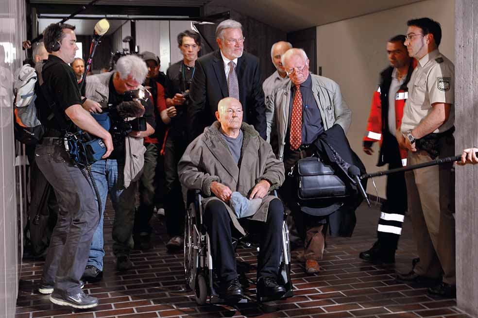 Su juicio sentó jurisprudencia. Fue condenado en 2011 a cinco años por su implicación en la muerte de 28.060 judíos en el campo de Sobibor, del que apenas hubo supervivientes. Murió a los 91 años, antes de entrar en prisión.