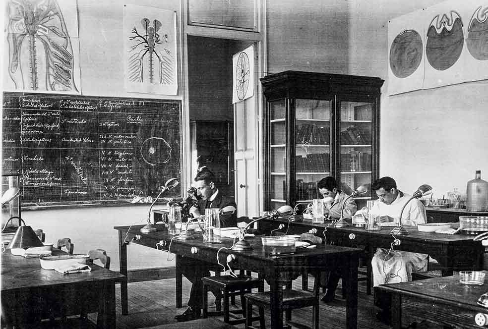 En 1910, el museo se instala al final del paseo de la Castellana, en Madrid. Entre sus tesoros hay fósiles de ictiosaurio y plesiosaurio. Aquí, el laboratorio de biología donde enseñó Antonio de Zulueta (con bata blanca), que introdujo la obra de Mendel y la genética en España.