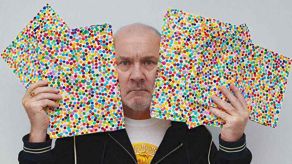 Hirst con parte de su obra The Currency Proyect, combinación de pintura física y NFT.