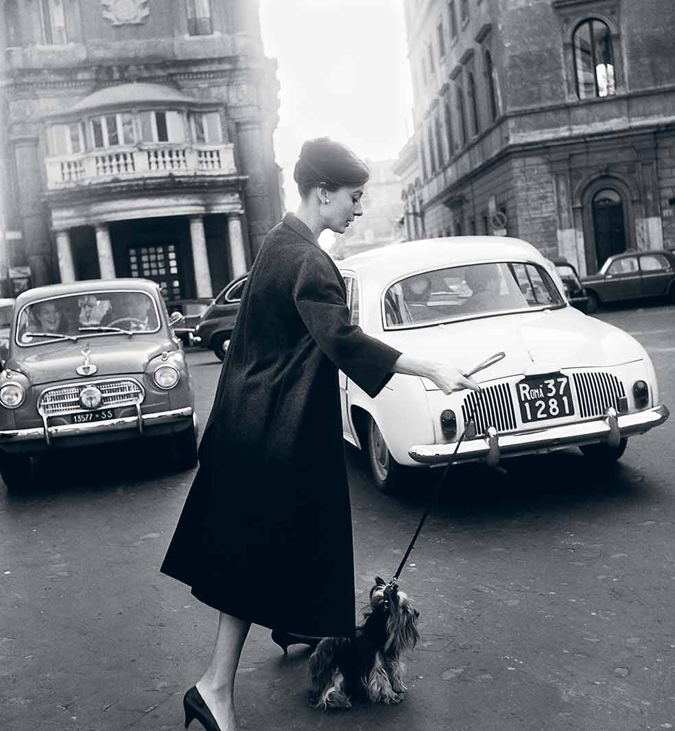 Mr. Famous fue en aquellos años el yorkshire terrier más célebre del planeta. Aparece en buena parte de las fotografías de Hepburn en Roma, como en esta en que se los ve paseando por la Piazza Trinità en 1960.