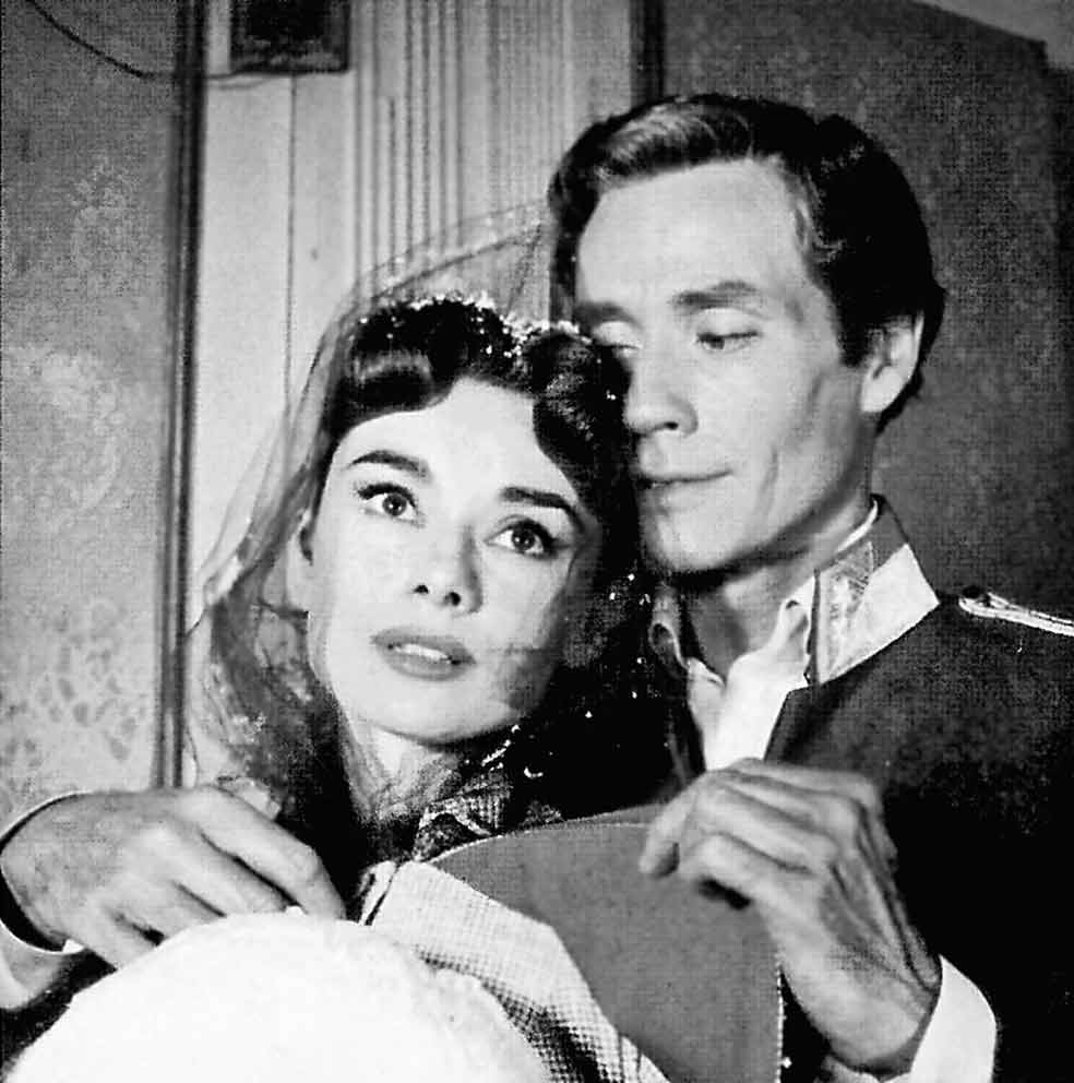 Conoció a Mel Ferrer, 12 años mayor que ella, en 1954 en un fiesta organizada por Gregory Peck. Estuvieron juntos 14 años; buena parte de ellos, en Roma. Audrey estuvo muy enamorada, pero no siempre se sintió correspondida.