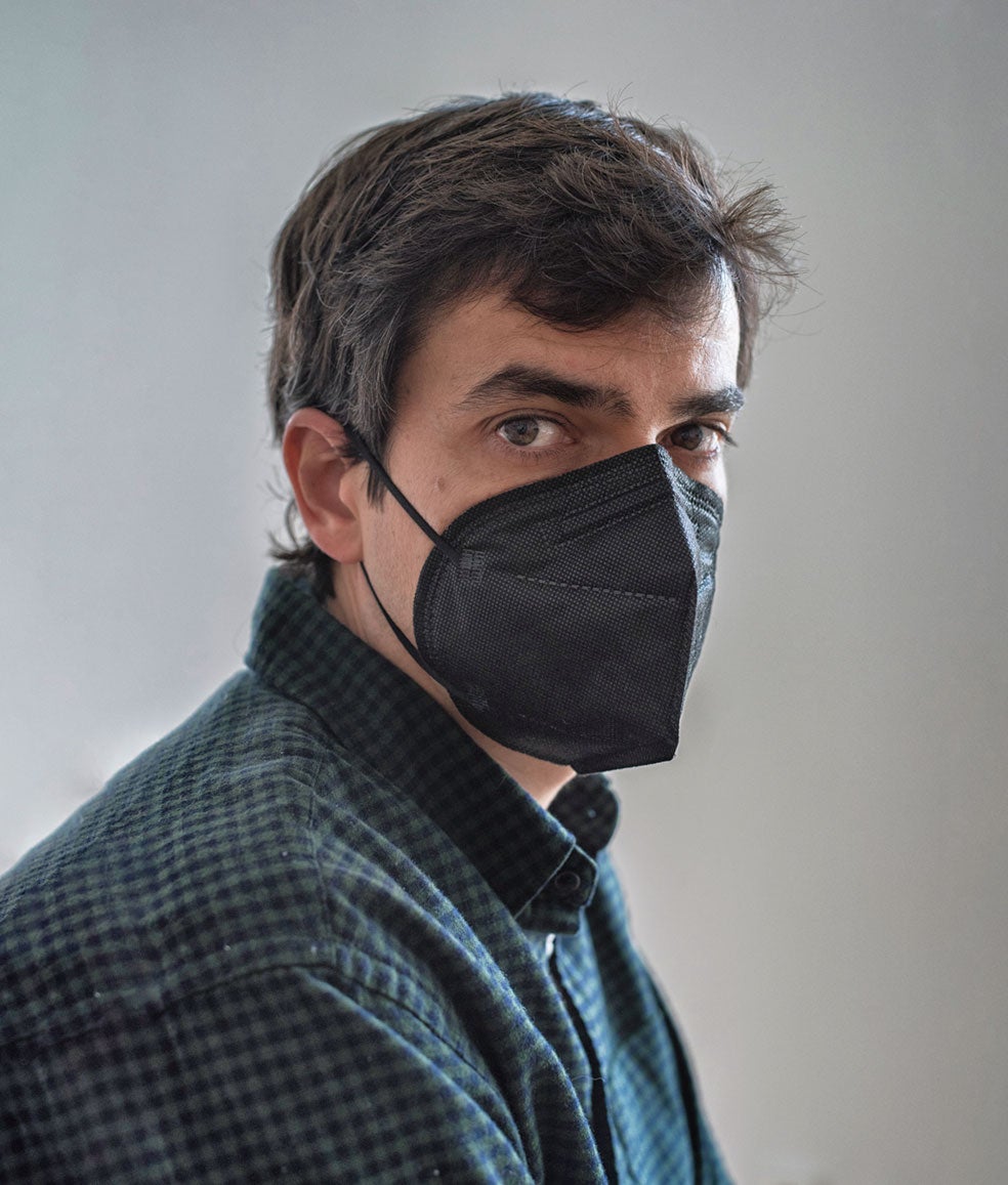 «Lo cogí por primera vez en junio de 2021, ya no sé ni qué ola era. Di positivo en la prueba. Estuve regular: 16 días con síntomas y otros 20 muy débil. Tuve dolor de cuerpo y espalda, diarreas… y una tos persistente que me duró cinco días. La segunda vez ha sido muy diferente, casi ni me he enterado. Di positivo el jueves 30 de diciembre. Pero sin síntomas. Me tocaba ponerme la vacuna en febrero, pero voy a tener que esperar».