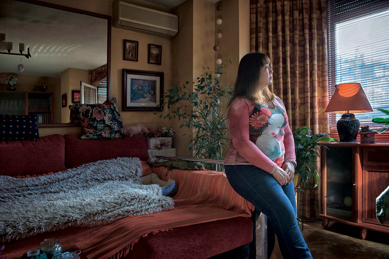 «En mi trabajo estamos cayendo todas. Trabajo en un centro de discapacitados y estamos muy expuestos, porque allí es imposible que los internos lleven la mascarilla. No la aceptan… y son 120. La primera vez que me contagié fue el 7 de abril de 2020, ¡cuando lo gordo gordo! Lo pasé muy mal, con mucho miedo. Un cansancio extremo, fiebre, congestión, dolor de cabeza… Y psicológicamente me machacó mucho. El pasado 28 de diciembre volví a dar positivo, ¡parecía una inocentada!».