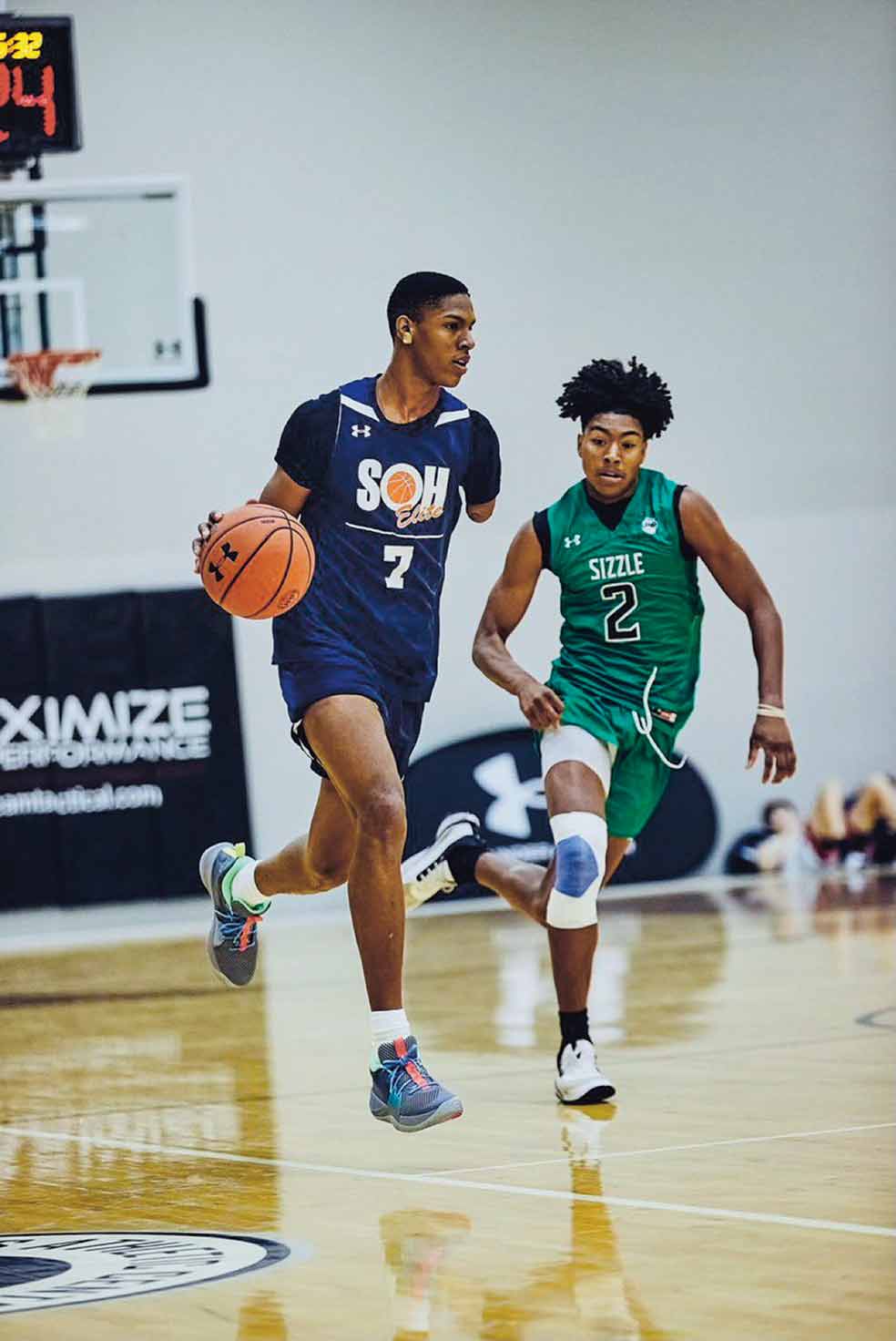 En su primer torneo, el Orlando Winter Showdown, promedió 25 puntos y 11 rebotes. Unas cifras brutales para cualquier jugador. Más difícil todavía, las mantuvo durante toda la temporada, convirtiéndose así en pieza clave para la conquista del campeonato estatal de la categoría.