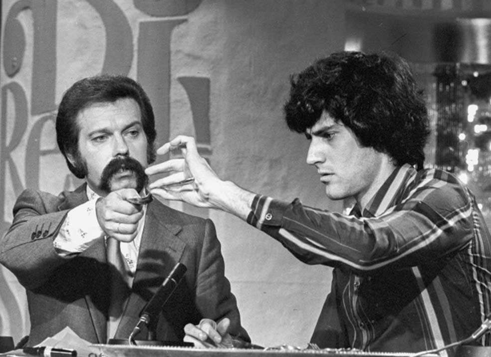 El 6 de septiembre de 1975 un joven Geller consigue batir todos los récords de audiencia con su actuación en el programa Directísimo, presentado por José María Íñigo. El entonces desconocido ilusionista israelí dejó a la audiencia española ojiplática tras doblar una cucharilla con lo que él llamaba “su poder mental”. Esa misma noche también consiguió que un reloj estropeado volviera a funcionar y pidió a la audiencia que se concentrara y probara en casa. Cientos de españoles siguen jurando a día de hoy que aquella noche ellos también consiguieron doblar cucharas y sus relojes parados volvieron a la vida.