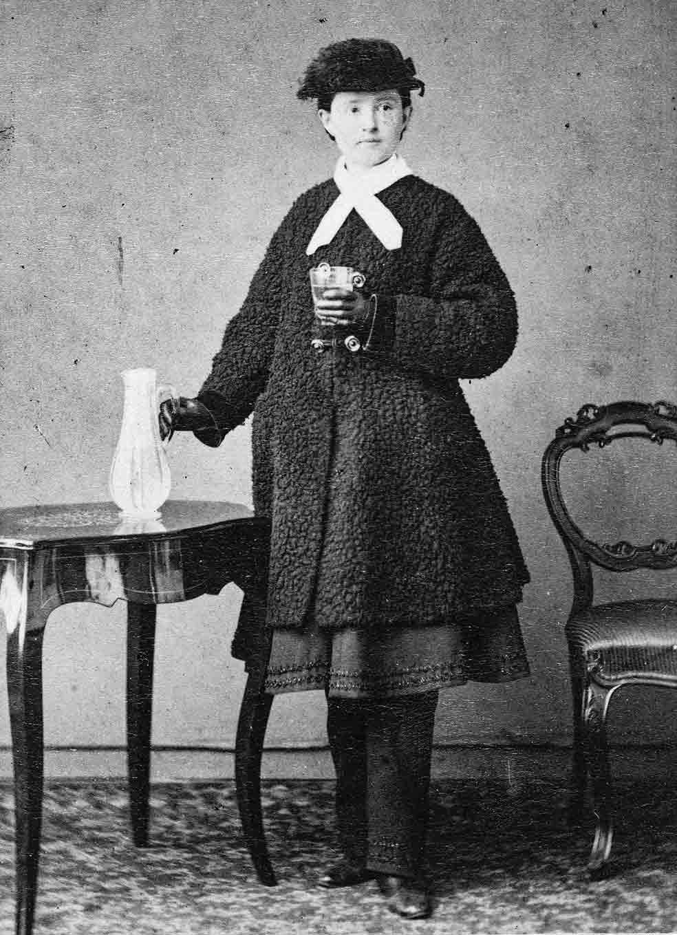 Hija de granjeros, Mary decía que su fijación por la ropa le venía de niña, cuando en el campo vestía de chico. La condecoró el presidente Johnson por su participación en la guerra civil americana.