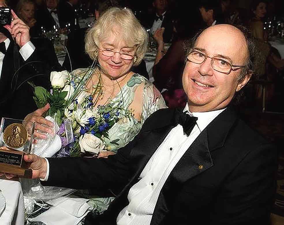 La esposa de Wilczek, Betsy Devine, es ingeniera y escritora, llevan casados 48 años y tienen dos hijas. Viven en Concord, un pueblo de Massachusetts, en lo que fue una granja dedicada al cultivo de espárragos.