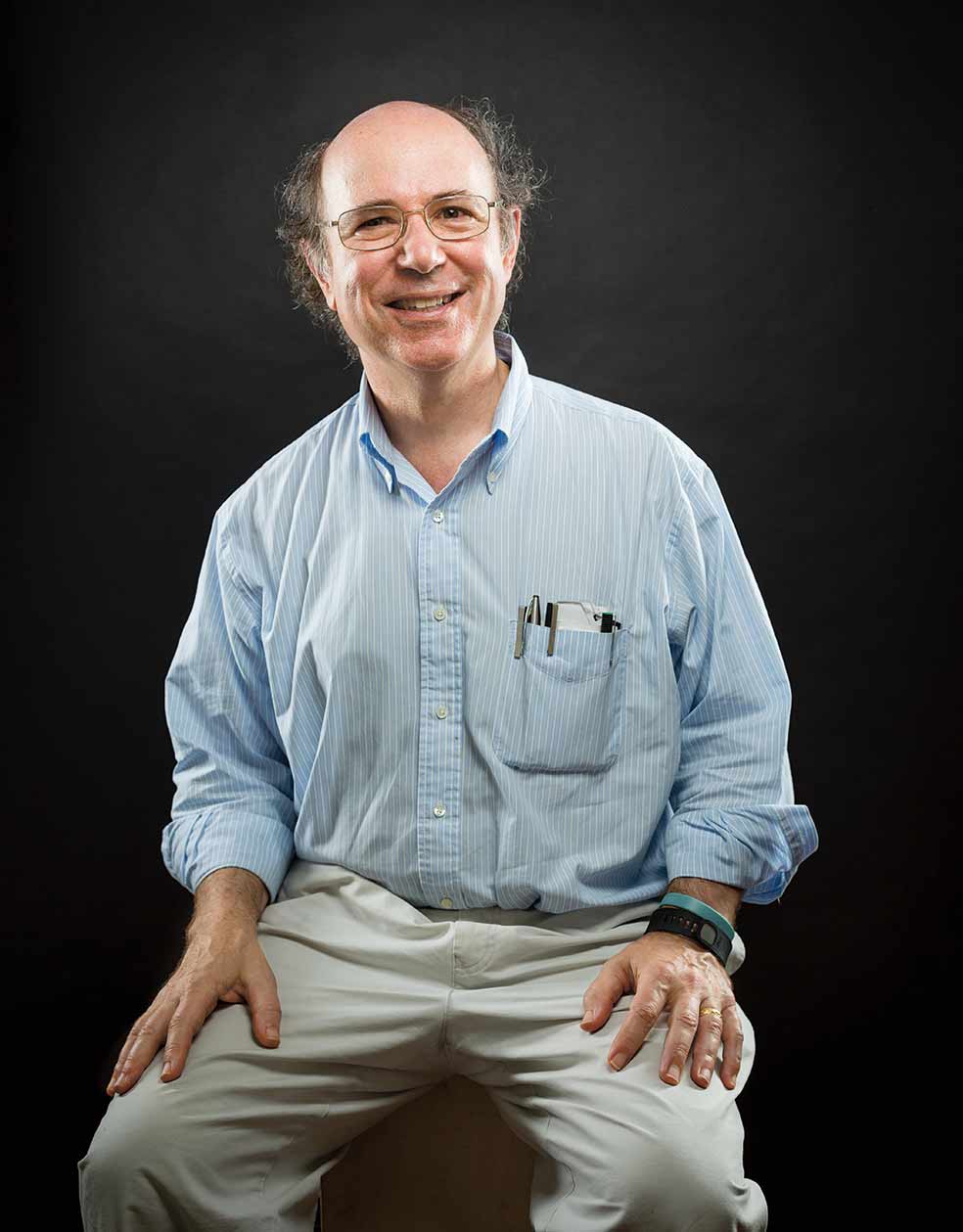 En el bolsillo de la camisa de Wilczek nunca faltan bolígrafos y rotuladores y un bloc por si le asalta una idea. Niño prodigio de una familia de emigrantes, su reloj le avisa cada hora de que tiene que estirar las piernas. «Quiero vivir para ver el axión». |