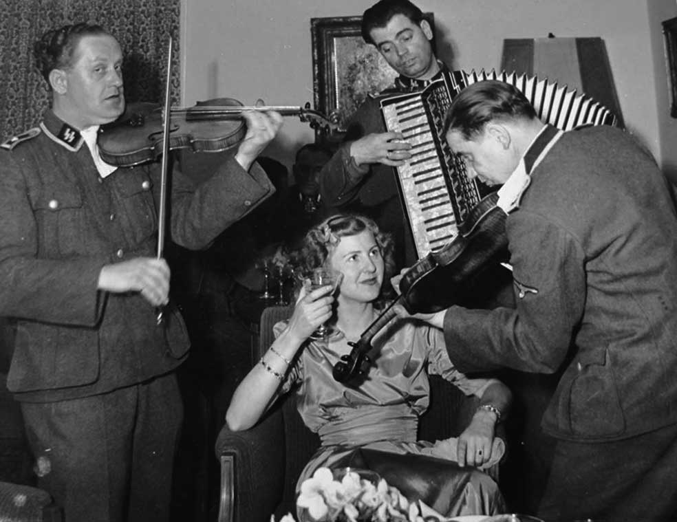 Eva Braun fumaba, bebía y le gustaba bailar y flirtear; también el lujo y la moda: prefería los zapatos italianos y encargaba las pieles en París. Emulaba a las estrellas de cine. Era todo lo que Hitler decía despreciar. Eva, sin embargo, nunca aparecía en actos oficiales y, al principio, Hitler la veía a escondidas. Luego se convirtió en la reina del Berghof.