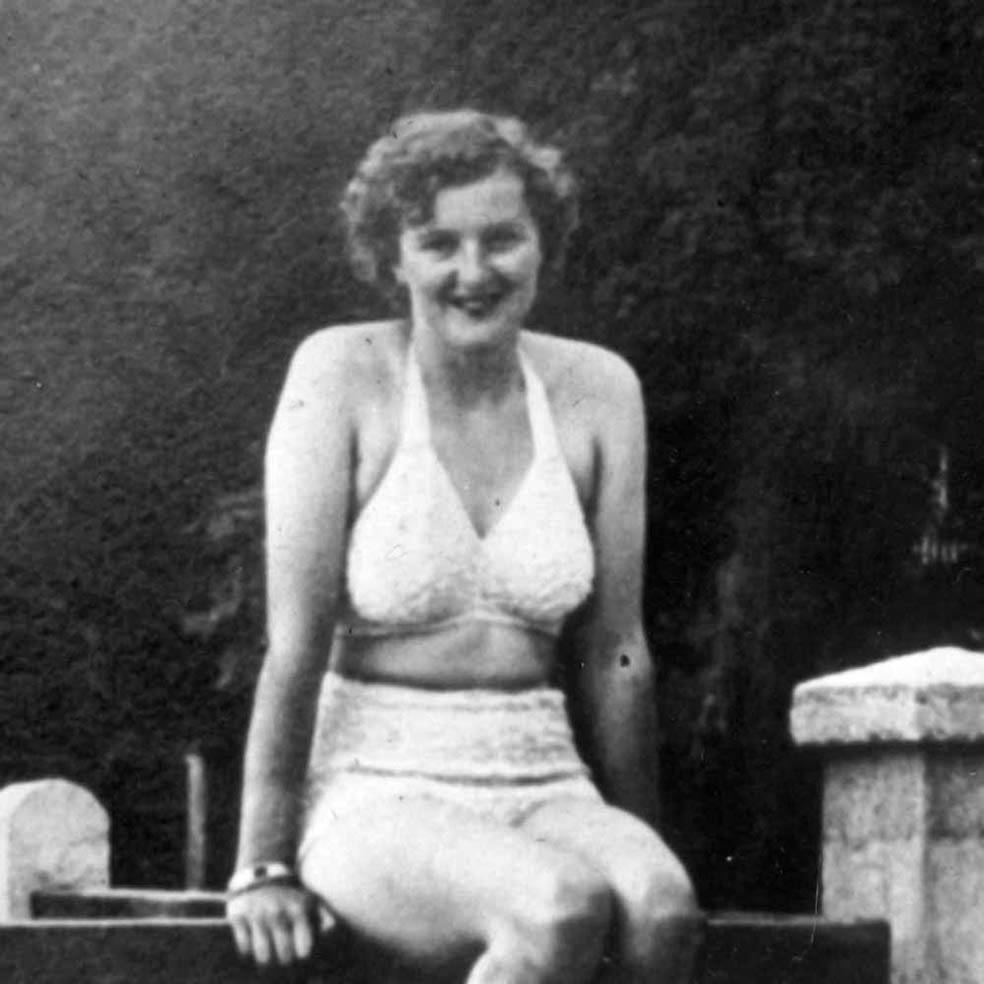 La autora de Eva Braun: La vida con Hitler, la historiadora Heike Gortemaker, refuta la idea de 'pasividad' de la compañera sentimental de Hitler. Según Gortemaker, Eva Braun decidió estar al lado del Führer y luchó para conseguirlo.