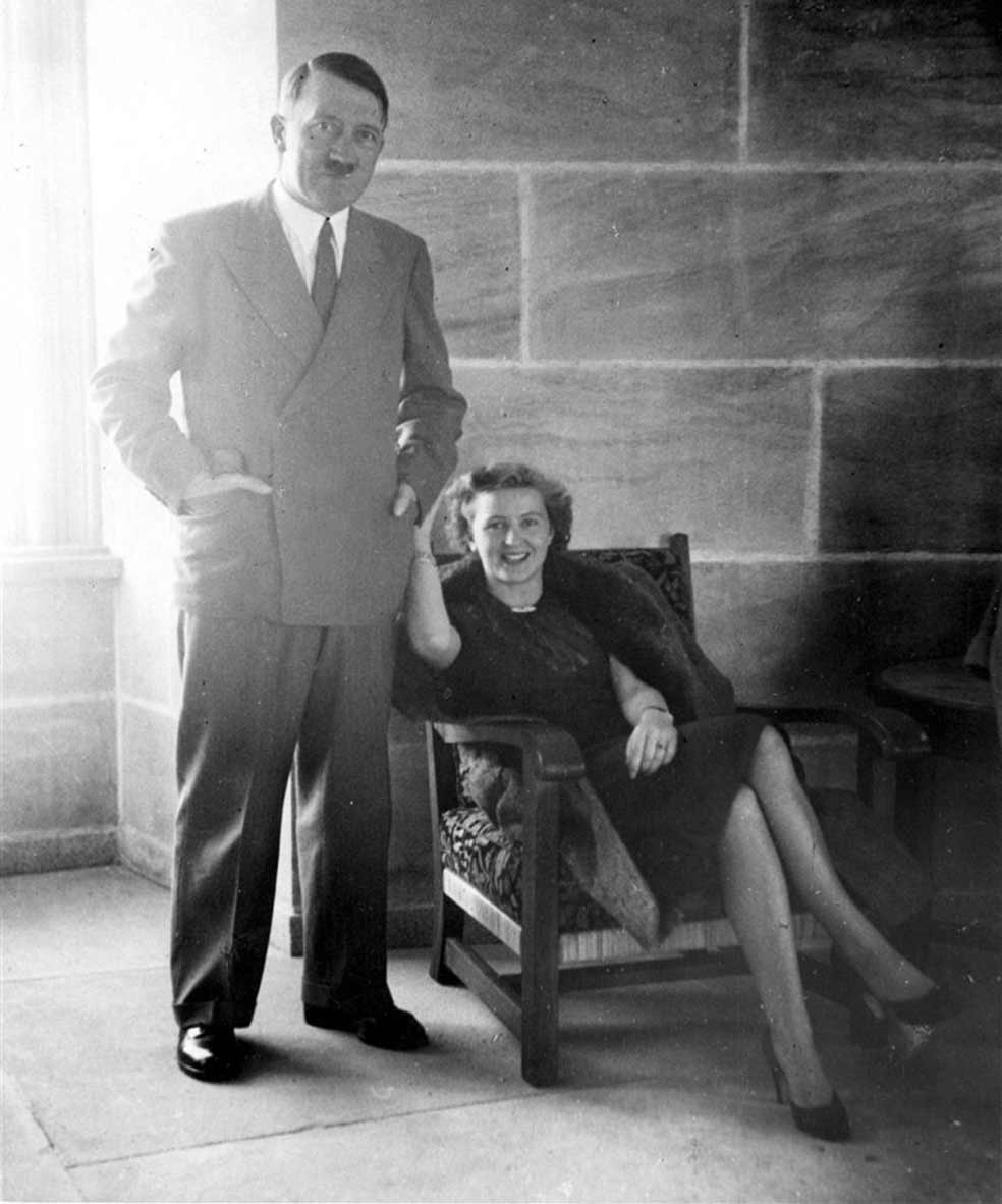Hitler y Eva convivían pero él creía que ser soltero favorecía su estrategia política. Ella era una gran aficionada a la fotografía. Retrató al Führer en numerosas ocasiones en Berghof, la sede de la corte nazi en los Alpes.