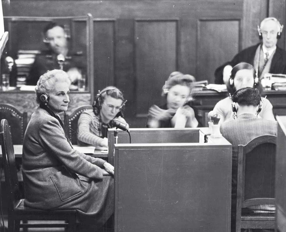 Hannah Solf y su hija pertenecieron a una red de salvamento de judíos formada por intelectuales, políticos y aristócratas. Los apresaron a todos. A Hannah y su hija consiguió sacarlas de prisión un amigo el día anterior a su ejecución. Hannah, en la imagen, declaró en los juicios de Núremberg.