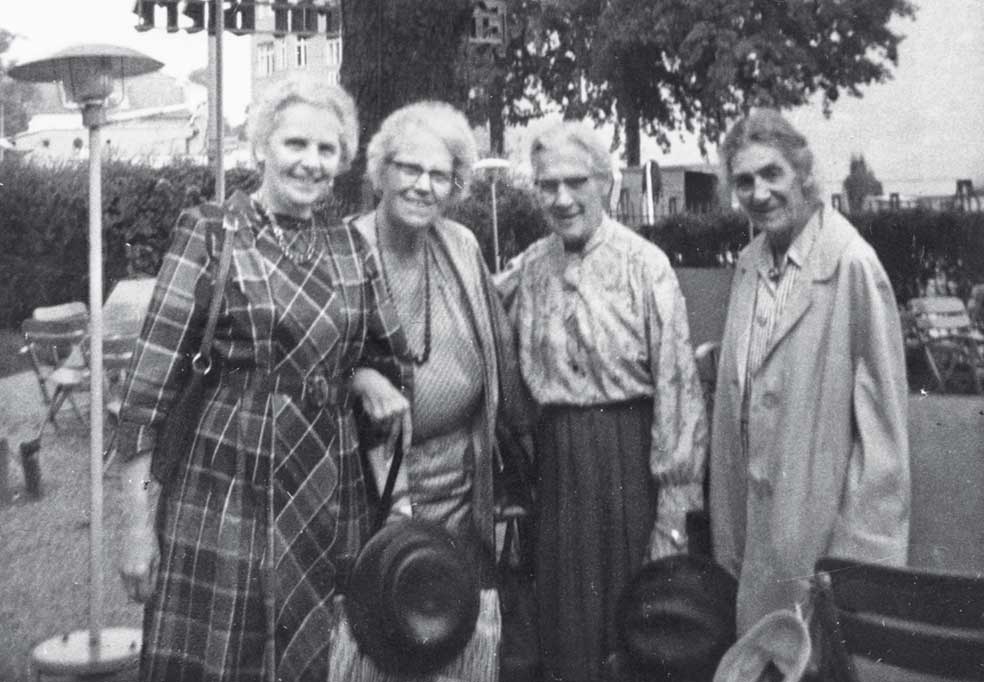 Andrea y Valerie Wolffenstein junto con las hermanas Schiemann, miembros de la red de socorro de la Iglesia luterana que las escondió.
