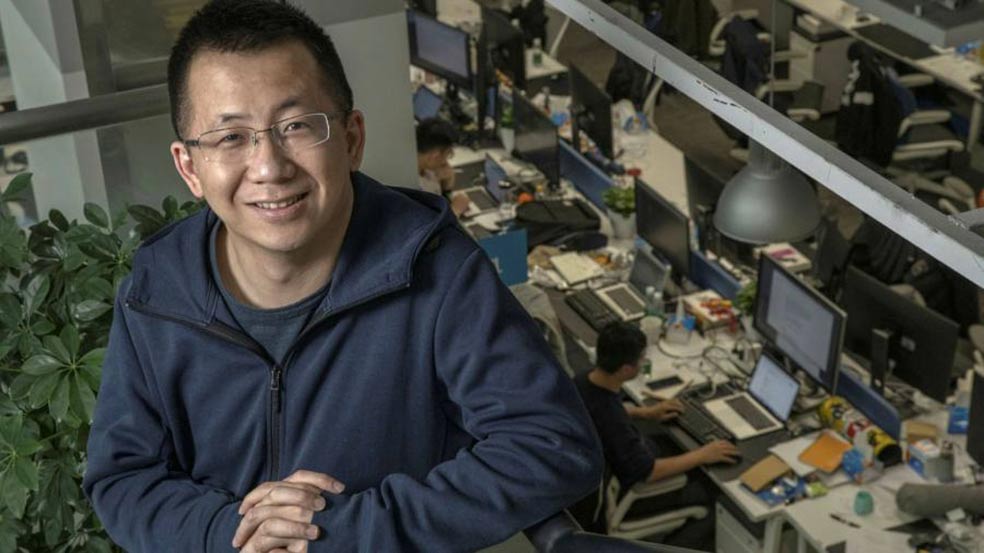 Tiene 40 años y es una de las mayores fortunas de China y el mundo entero. Nació en Longyan, en la provincia de Fujian, en abril de 1983, hijo de un librero, lo que lo ha hecho un gran aficionado a la lectura. Más tarde estudió ingeniería informática y, tras muchos trabajos como informático y un breve paso por Microsoft, en 2011, en 2016 lanzó, sólo en China, una app para compartir vídeos breves: Douyin. Aún hoy es la predilecta de los jóvenes de su país y la inspiradora de su versión internacional, lanzada en 2017: TikTok.