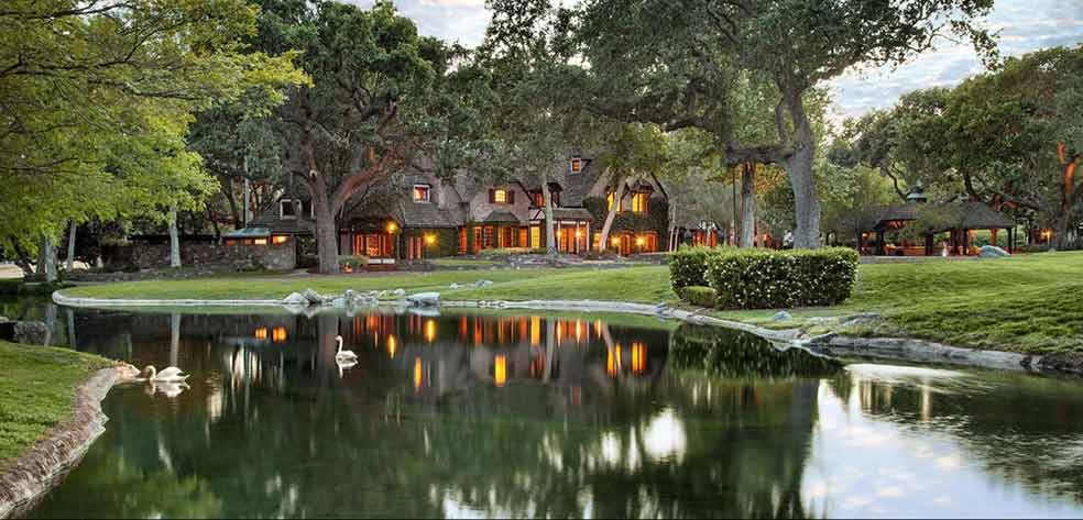 La vivienda principal, de estilo Tudor (arquitectura medieval inglesa), tiene 1100 metros cuadrados y dispone de 33 habitaciones. La decoración es bastante sobria en comparación con el resto de las instalaciones del rancho.