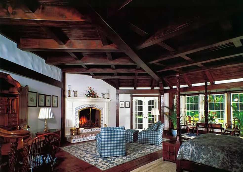 Las habitaciones están decoradas con suelos de parquet oscuros, paredes blancas, revestimientos de madera y muebles del siglo XVIII que pertenecieron a su anterior propietario, el empresario inmobiliario William Bone.