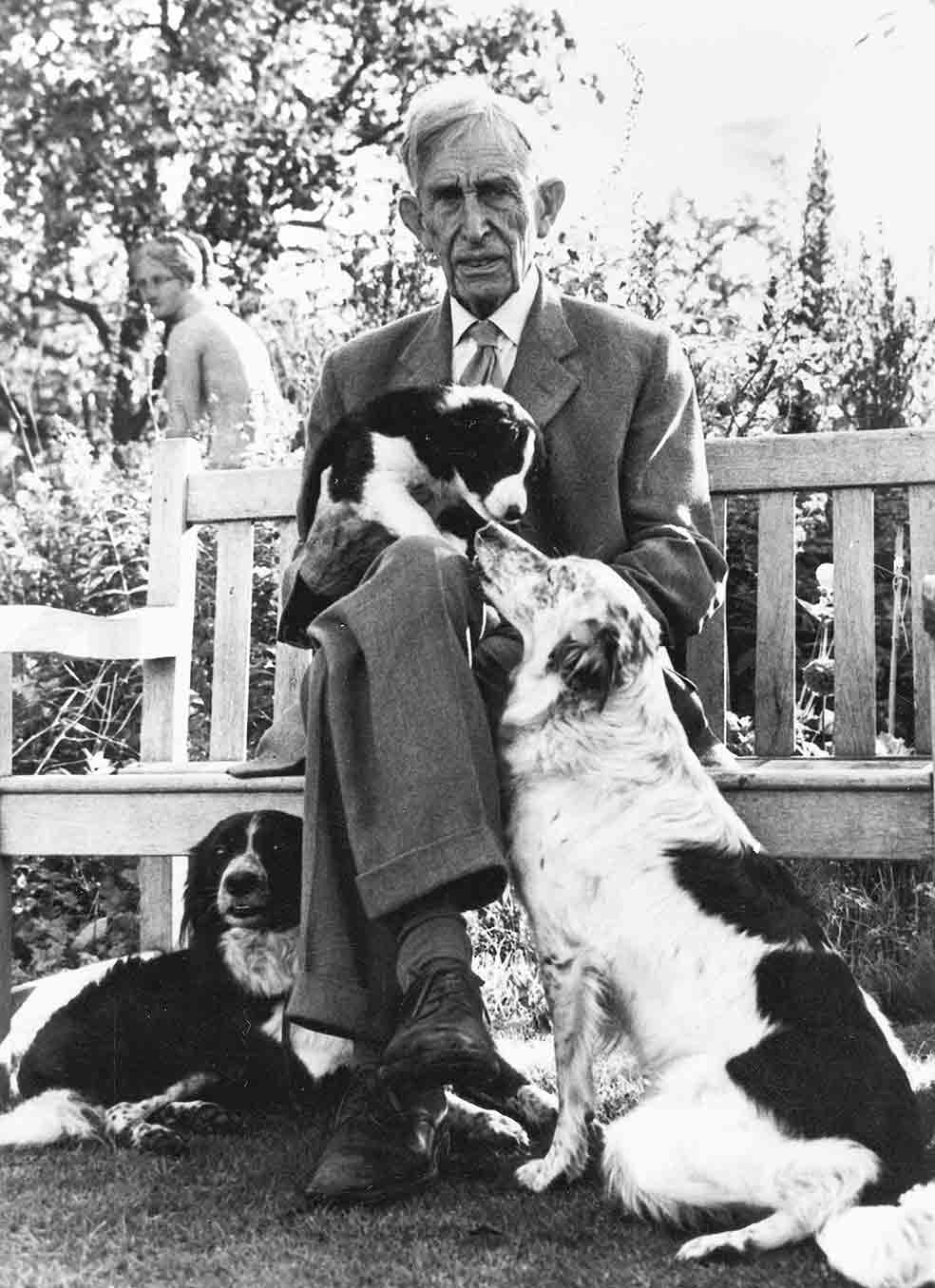 Leonard Woolf fue político, escritor y editor. Fundó, junto con Virginia, Hogarth Press, donde publicaron los libros de Freud. Leonard sobrevivió 28 años a su mujer.