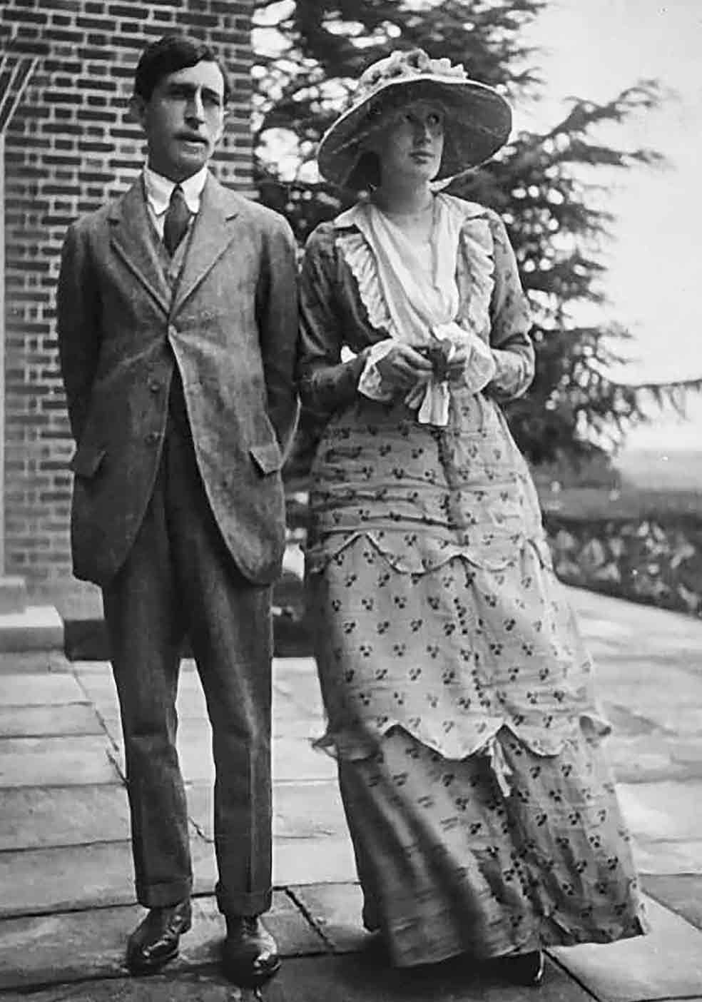 A los 30 años se casó con Leonard Woolf, uno de los miembros del grupo de Bloomsbury. Ella tuvo varios romances con mujeres. Él la cuidó siempre.