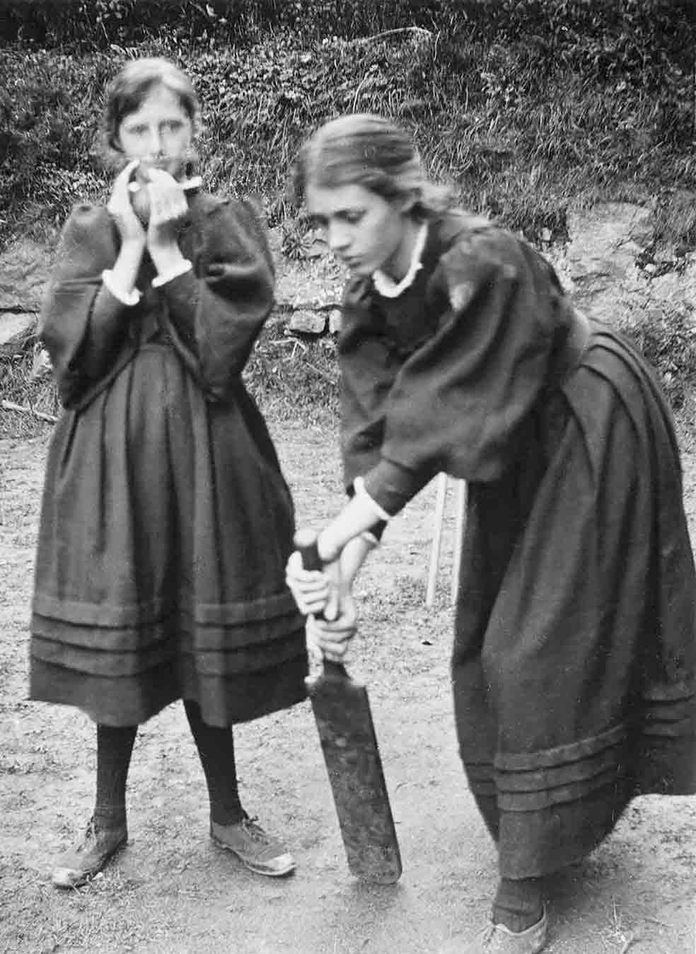 Vanessa fue un apoyo importante para Virginia. A ella le dejó también una carta de despedida cuando se suicidó. Aquí, Virginia (a la izda.), de 12 años, con Vanessa, de 15.