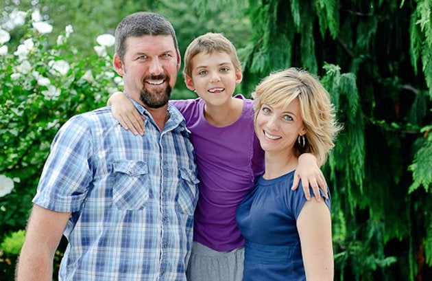 Emma posa con sus padres, en su casa de Philipsburg (Pensilvania), un año después de someterse al tratamiento.