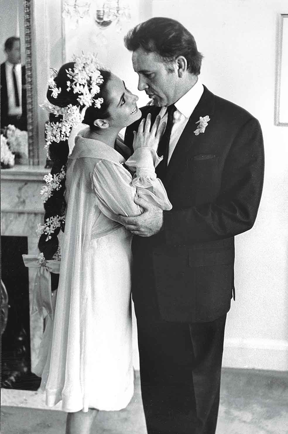 Taylor y Burton se casaron dos veces: en 1964 y en 1975. Dos veces también se divorciaron. «Me cuesta creer en el amor –decía él–. No existe tal cosa. Hay lujuria, el afán de usar a otra persona y de dejarte usar, y celos, y deseo, y poder, pero no existe la idiotez del amor».