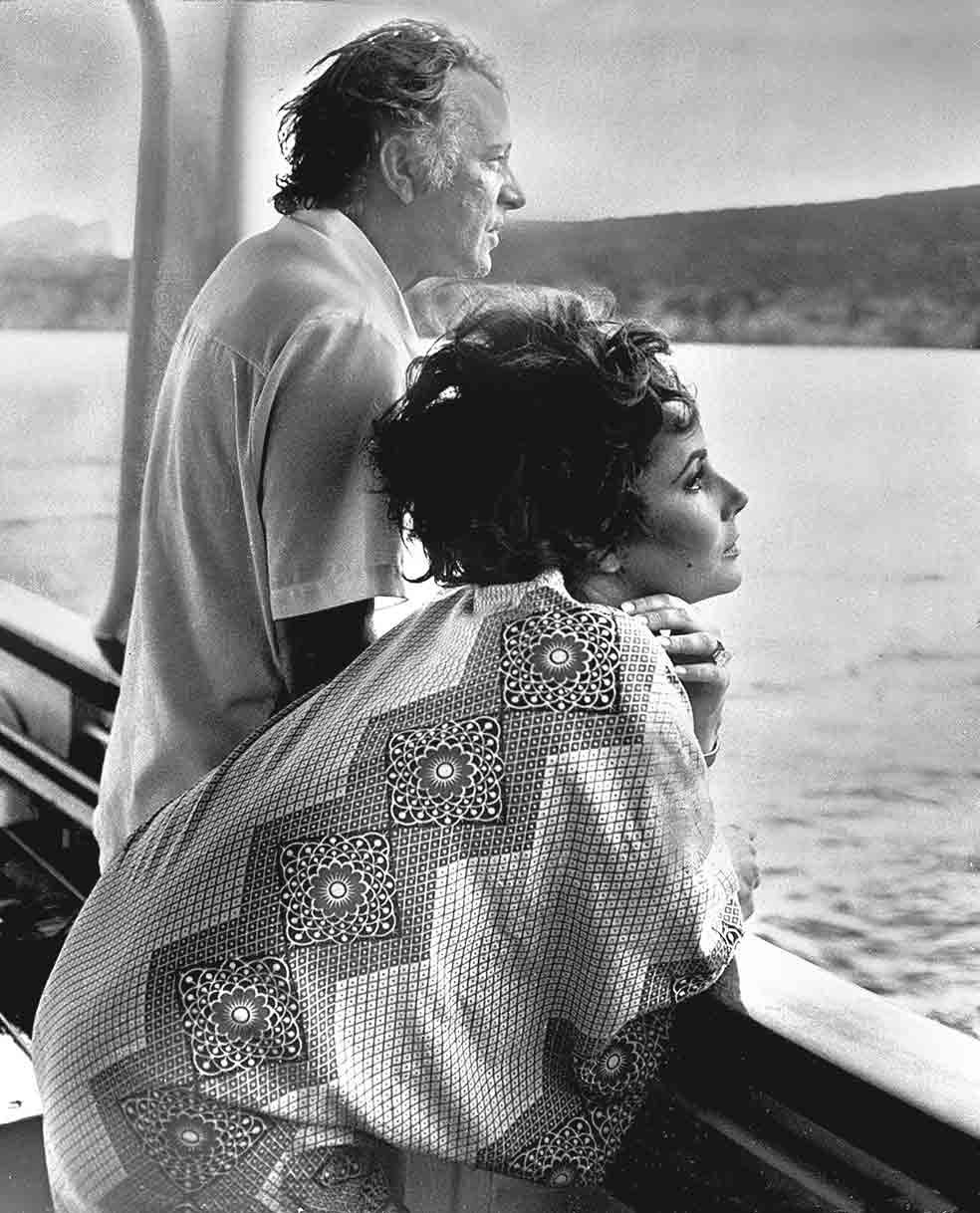 Formaban la pareja más perseguida, envidiada y criticada. Los precursores de 'Brangelina'. ¿Qué los hacía tan atractivos? «Richard y yo somos un sex symbol porque sugerimos amor –explicó ella–. Al principio, amor ilícito. Nuestra sociedad sigue considerando el amor ilícito más atractivo que el matrimonio».