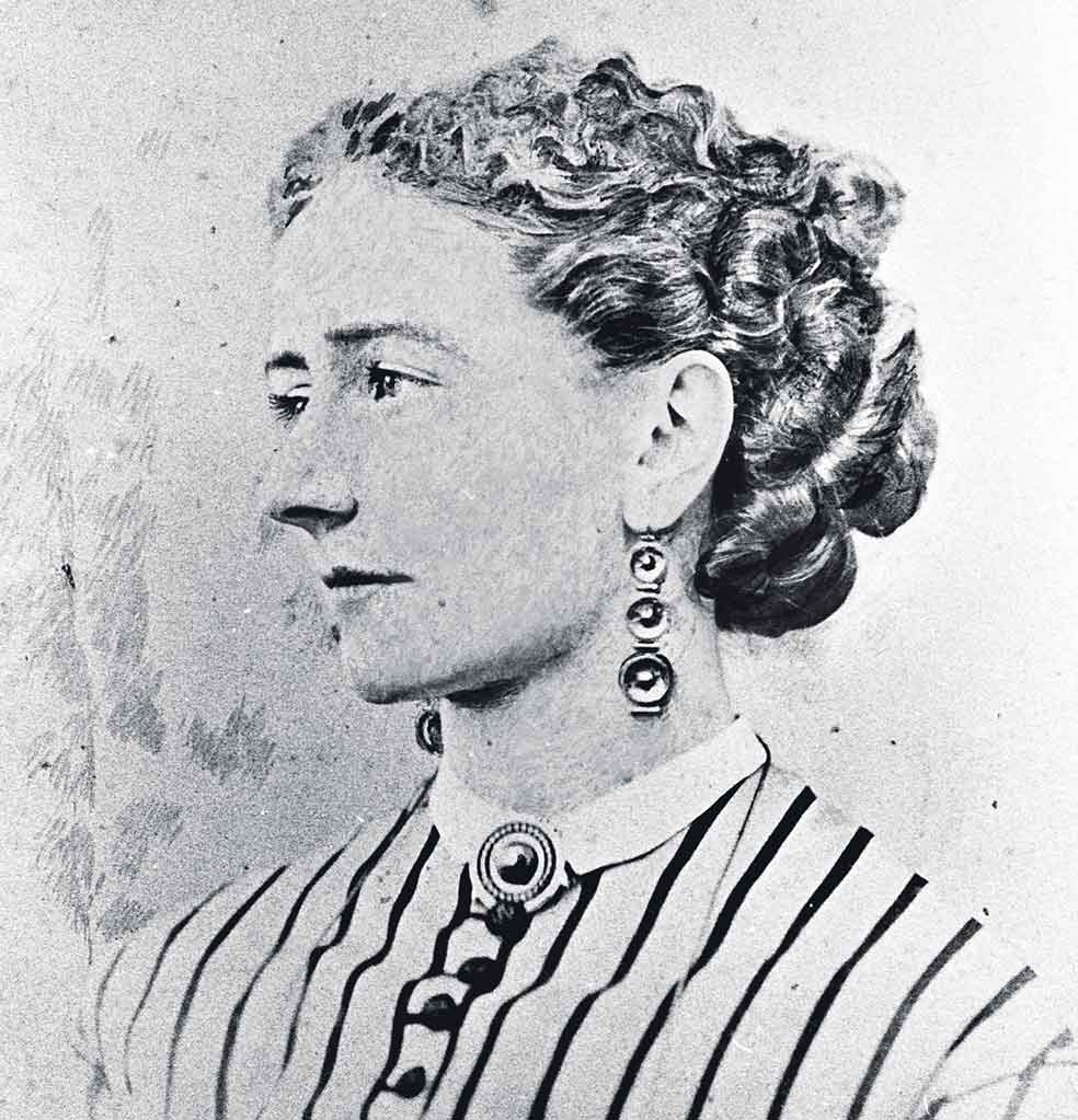 Ellen Ternan tenía 18 años cuando conoció a Dickens, de 45. Pertenecía a una familia de actores, y el escritor y productor teatral la contrató para una obra. Su relación provocó la separación de Dickens. Estuvieron juntos hasta la muerte de él.