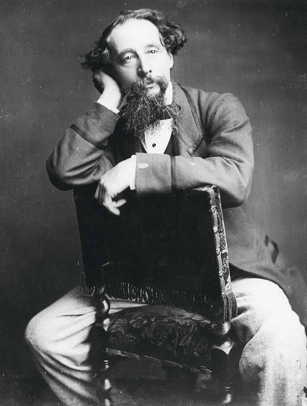 Antes de empezar a escribir, Charles quería ser actor de teatro. Sin embargo, tuvo que dejarlo porque una gripe le impedió presentarse para un papel.