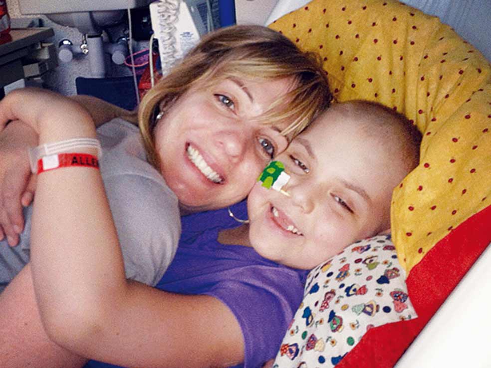 «Después de haber estado sedada durante una semana, Emma se despertó el 2 de mayo, el día de su cumpleaños. Apenas podía hablar. Solo susurraba. El 1 de junio nos dieron permiso para regresar a casa», cuenta Tom. El cáncer había empezado a remitir.