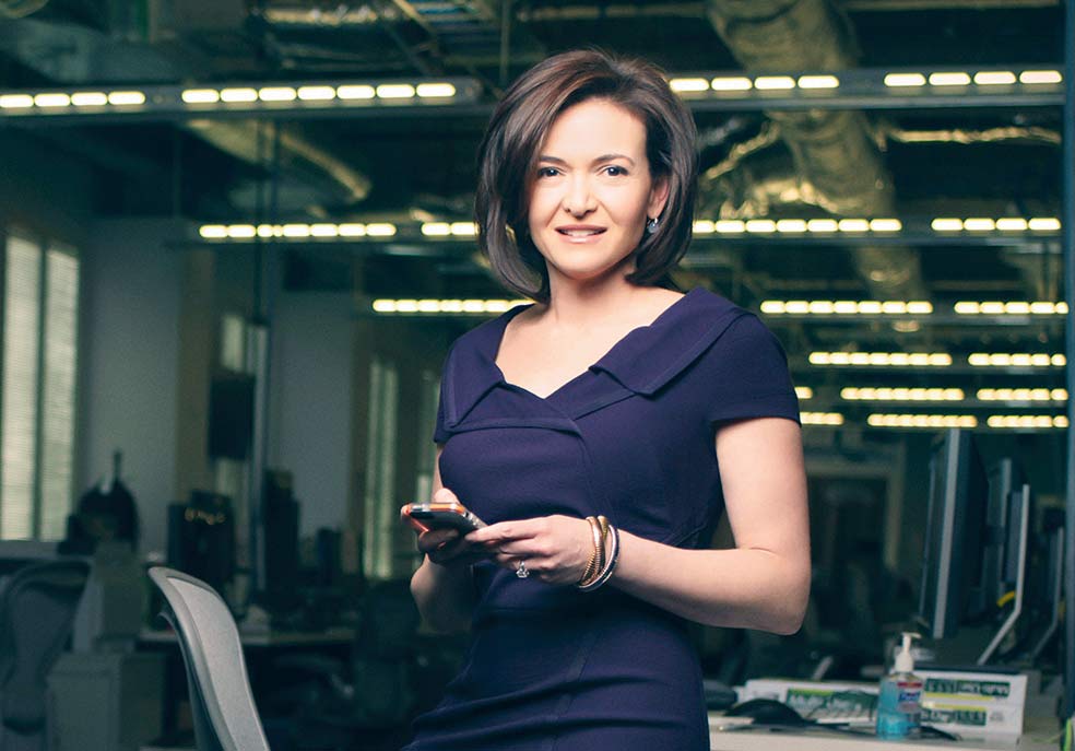 Sheryl Sandberg es la mujer más poderosa Silicon Valley. Desde hace catorce años es el brazo derecho de Mark Zuckerberg, pero antes jugó un papel clave en Google: promovió el acceso a los datos de los usuarios para predecir su comportamiento y poder personalizar la publicidad. El gran negocio de las tecnológicas.