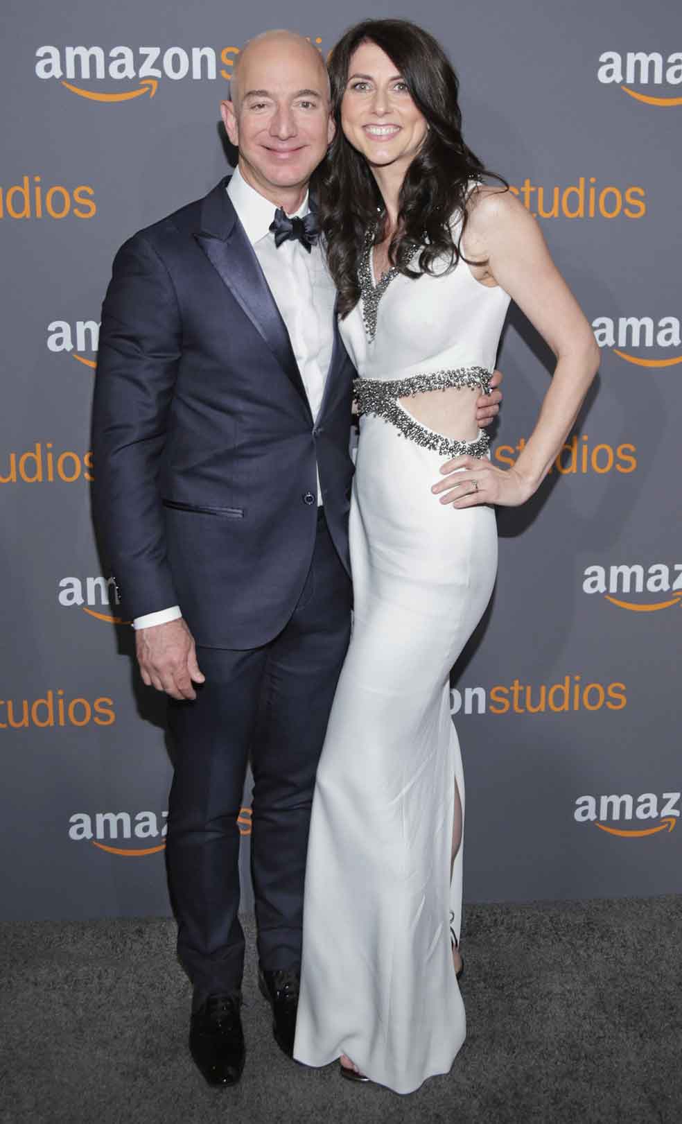 Scott y Bezos se conocieron en una empresa de Wall Street donde ambos trabajaban. Se casaron tres meses después, y al año dejaron su trabajo en Nueva York y se mudaron a Seattle para abrir una librería. El resto es historia.