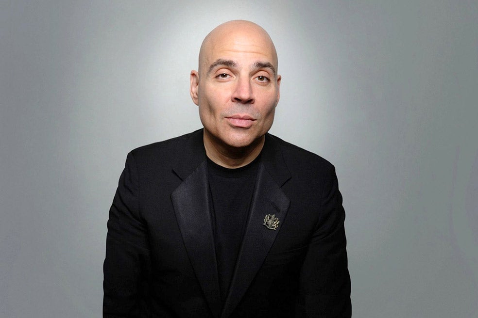 La fiebre por los derechos musicales empezó en 2018, cuando un fondo de inversión recién nacido, Hipgnosis Songs Fund, comenzó a comprar catálogos de bandas y cantantes con algún top ten en las listas de éxitos. El hombre detrás del fondo es Merk Mercuriadis (en la foto), un canadiense con 40 años de experiencia en el negocio musical.