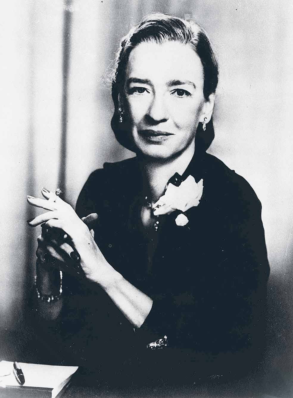 Estudió Física y Matemáticas (es doctora por Yale). Curiosamente, en 1969 Grace Hopper fue nombrada Hombre del Año en ciencias de la computación. En informática es muy popular, se le atribuye el uso del término bug para referirse a un error de software.