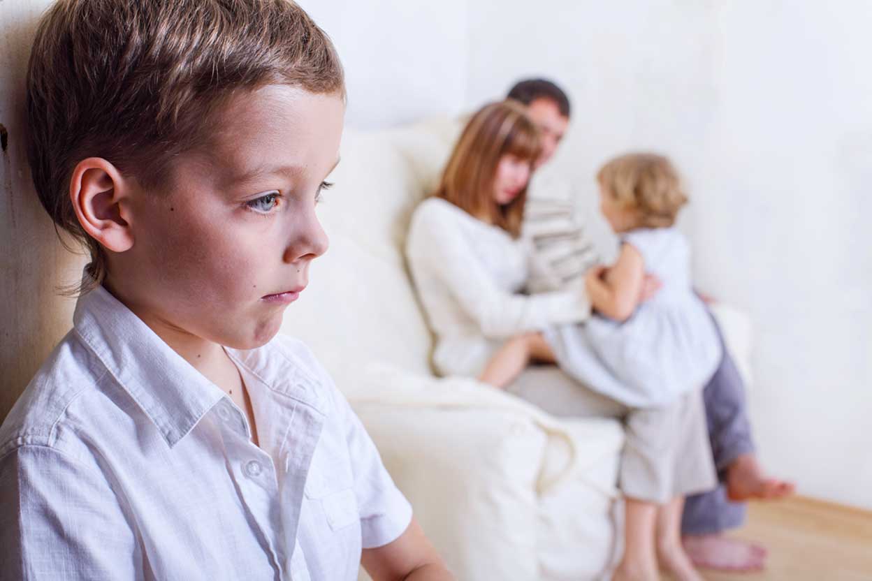 El hijo menos favorecido desarrolla rencor hacia su madre o hacia el hermano preferido.