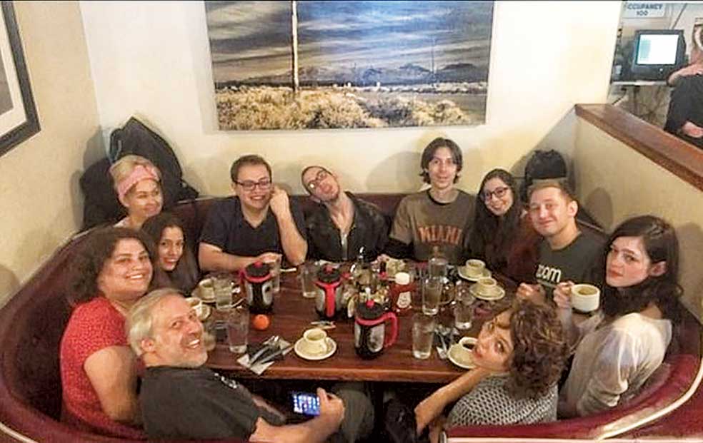 Gran parte de los descendientes de Peter Ellenstein no han tenido problema en encontrarse en torno a una mesa para conocer a su progenitor y a sus hermanos, como muestran sus fotos en redes.