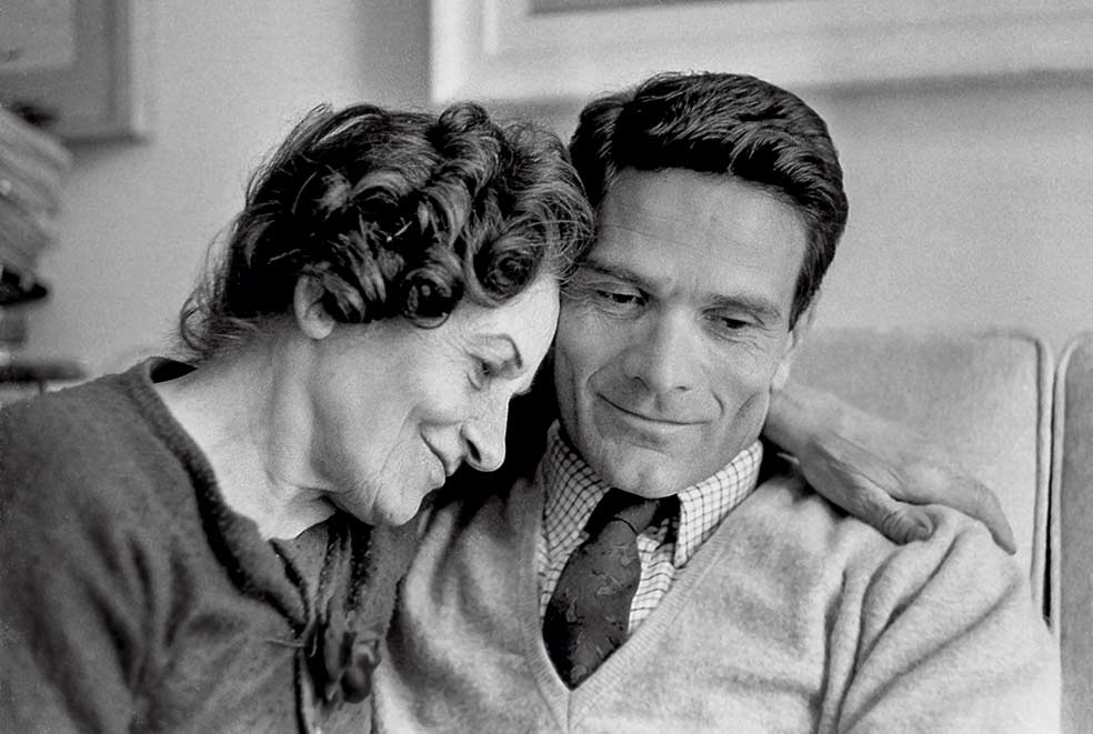 Pasolini adoró a Susanna Colussi, su madre. Vivieron siempre juntos. Ella hizo de la Virgen María anciana en El evangelio según san Mateo. «Fui poeta por ella», dijo él.