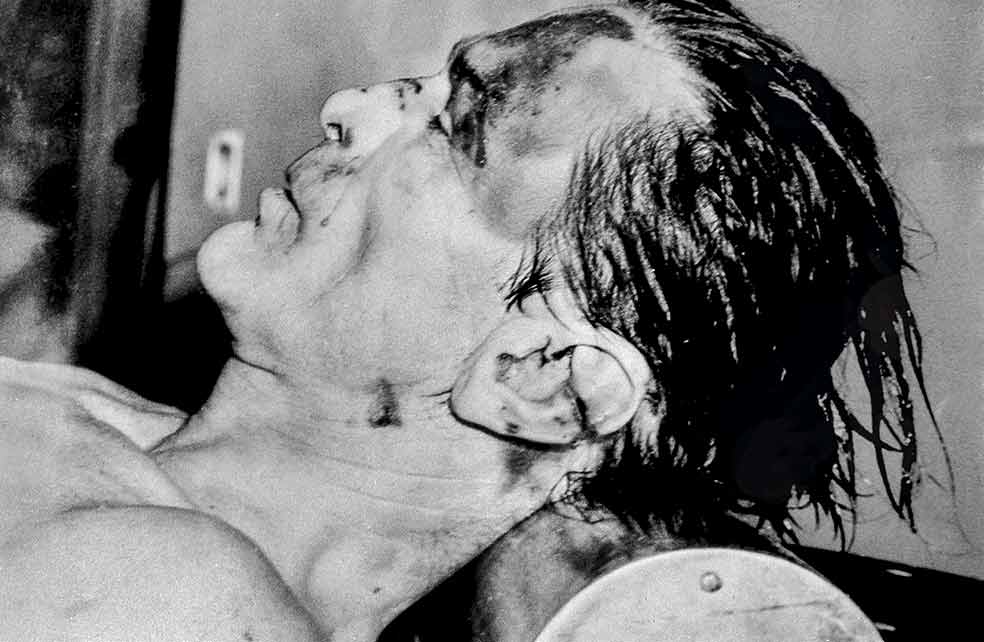 El cuerpo ya sin vida de Pier Paolo Pasolini tras ser asesinado a golpes en 1975. En la imagen que abre este reportaje, el cineasta y escritor en una barca en el Tíber, en Roma, a donde escapó junto con su madre en 1949. Huía de un escándalo sexual y de la violencia de su padre.