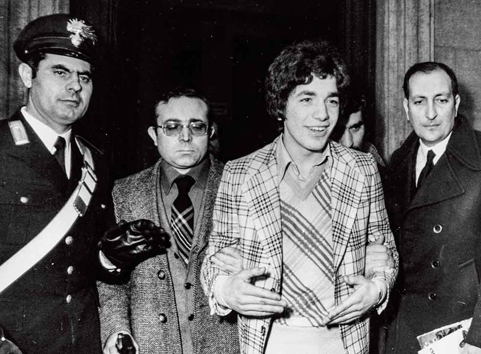 Giuseppe Pelosi pasó siete años en la cárcel tras confesar haber matado a Pasolini. En 2005 dijo que era inocente y que al cineasta lo asesinaron «unos hombres del sur». Aquí, en 1976, acudiendo al juicio.
