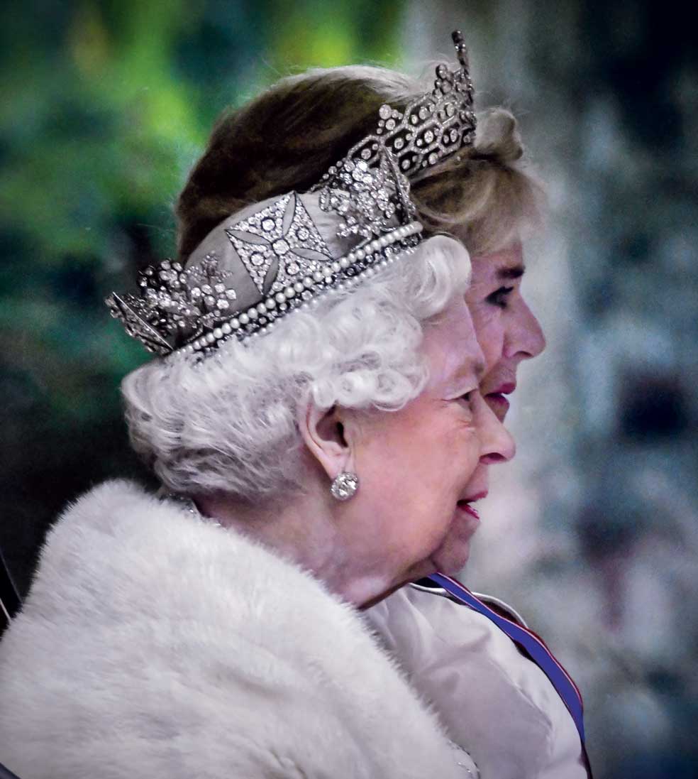 Isabel II lo tiene claro. «Quiero que, cuando llegue el momento, Camila sea reconocida como reina consorte». Apenas el 14 por ciento de sus súbditos aprobaba en noviembre esta decisión, pero ella ha querido dar así un espaldarazo definitivo a la idea de que su hijo Carlos –y no su nieto Guillermo– será su sucesor. La reina incluso, según el Daily Mail, quiere regalar a su nuera la corona que su madre llevóen la coronación de su padre, en 1937, con un diamante de 108 quilates.