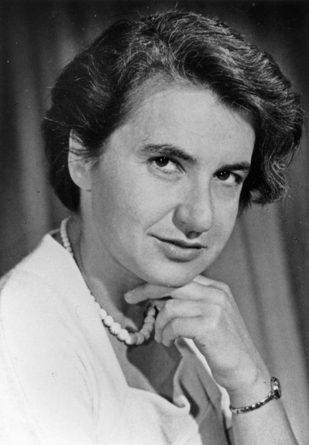 Rosalind Franklin nació en 1920, en Londres, en el seno de una rica familia judía, y falleció prematuramente, a los 37 años, el 16 de abril de 1958, víctima de un cáncer de ovarios, probablemente generado durante las muchas horas de exposición a los rayos X que exigían sus investigaciones.