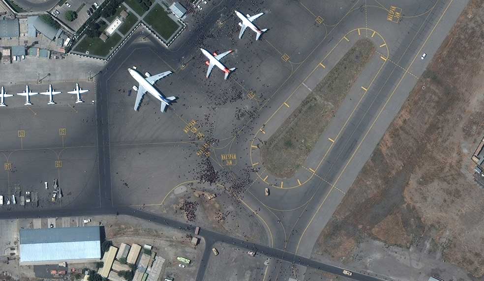 Tras el triunfo de los talibanes en Afganistán, miles de afganos intentaban subirse a un avión para huir de su país. Esta imagen muestra el aeropuerto de Kabul el 16 de agosto de 2021, visto desde un satélite.