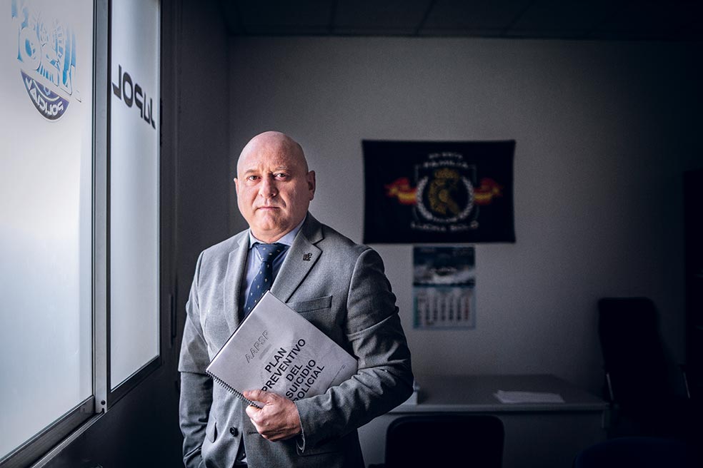 «Yo intenté acabar con mi vida; ahora ayudo a otros agentes»