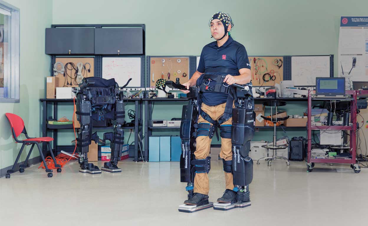 El exoesqueleto desarrollado por los ingenieros neuronales del Neurorex Project, de la Universidad de Houston, es una interfaz cerebro-máquina que logra que piernas robóticas reemplacen a la silla de ruedas. Pero ya hay avances mayores. En Lausana (Suiza), tres parapléjicos han vuelto a caminar gracias a unos electrodos insertados en la columna que circunvalan los nervios dañados, reconectando la mente con las piernas.