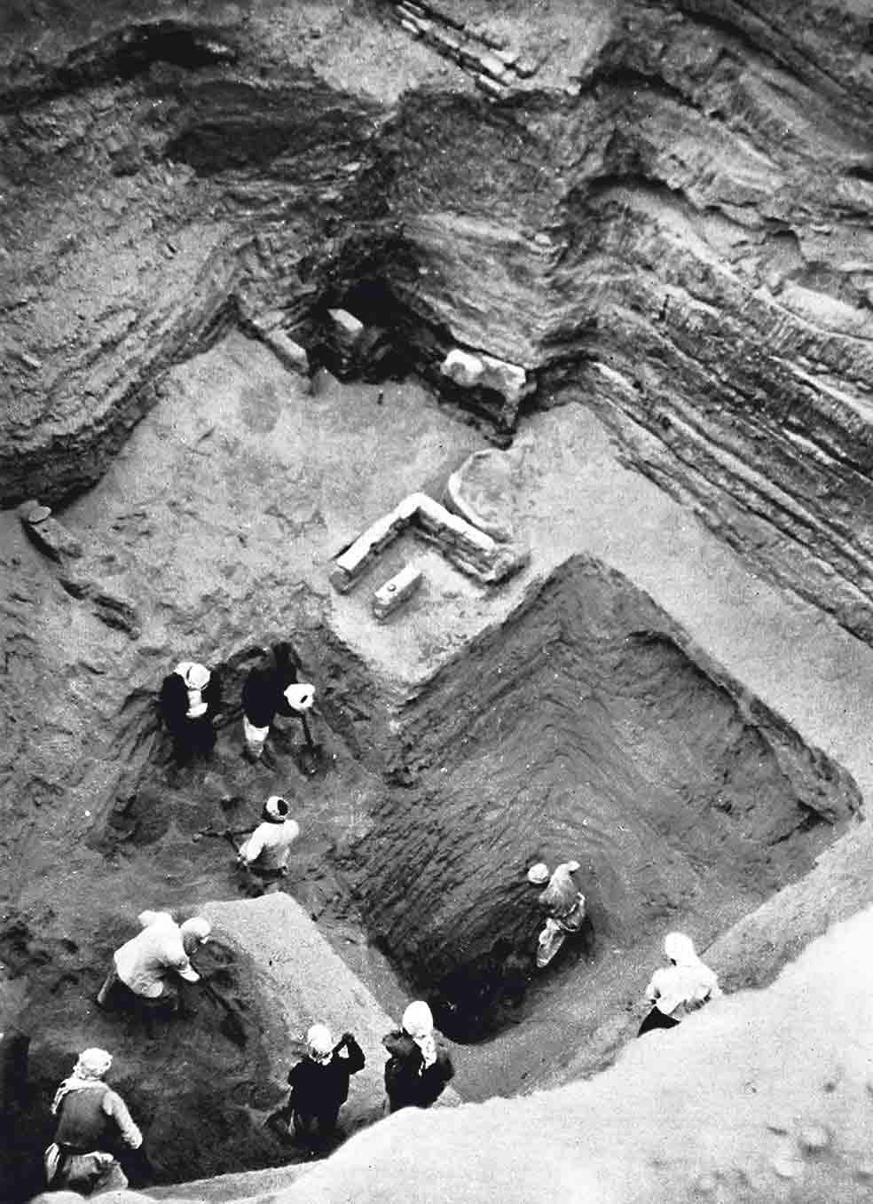 Excavación del primer templo de Eridu, en el actual Irak. Fue fundada en el cuarto milenio a. de C., en la desembocadura del Éufrates, y se disputa el título de primera ciudad con Uruk y Jericó.