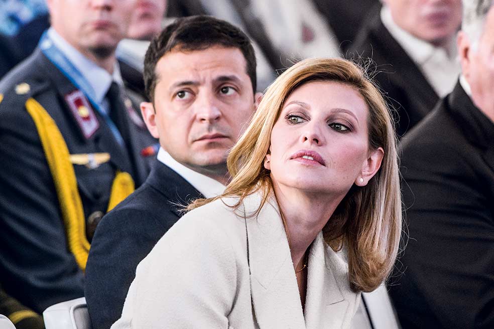 Olena Zelenska, su esposa, tiene 43 años. Casados desde 2003, fueron juntos al colegio (en ruso) y tienen dos hijos, de 7 y 16 años.