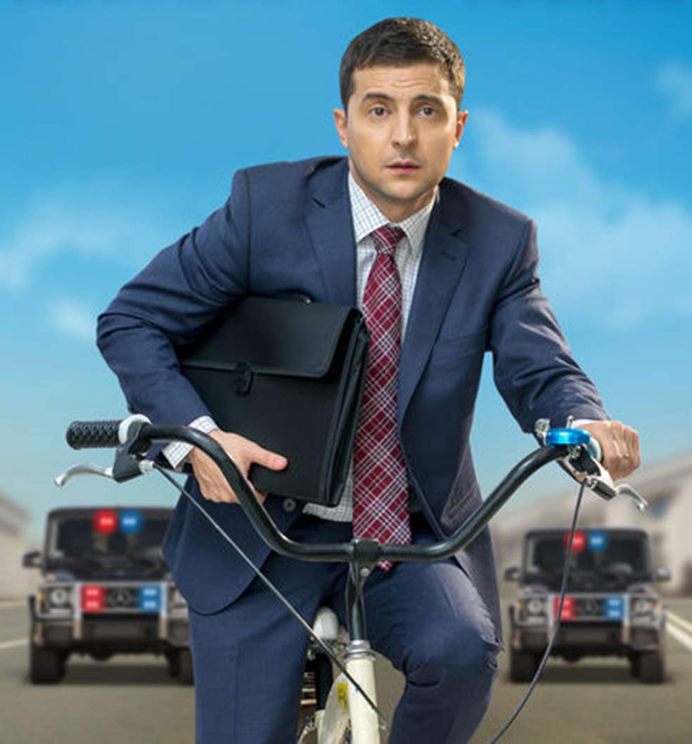 Licenciado en Derecho, Zelenski nunca ejerció como abogado. De hecho, lleva actuando desde los 17 años (casi siempre hablando en ruso). La serie El servidor del pueblo, en la que interpretaba a un modesto profesor de Historia que llegaba a la Presidencia del país, lo convirtió en una celebridad. En 2018 lanzó el partido Servidor del Pueblo, junto con personas de su productora, y un año después fue elegido presidente. Algunos creen que, en realidad, los ucranianos no votaron a Zelenski, sino a su personaje.