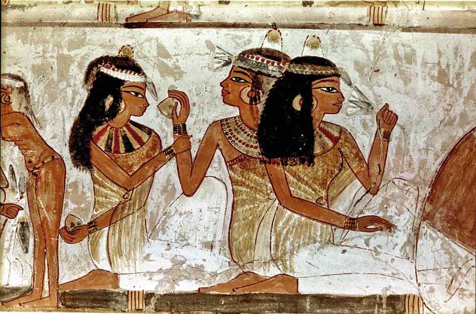 Las mezclas perfumadas tenían una importancia especial en las celebraciones del antiguo Egipto. Por ejemplo, una vez al año, los egipcios organizaban pomposas procesiones en las que paseaban las estatuas de los dioses por sus ciudades entre aclamaciones de unas multitudes adornadas con coronas de flores y ungidas con sustancias olorosas.