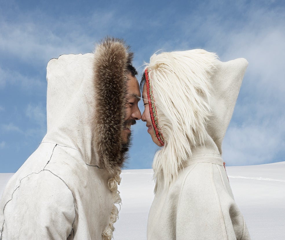 Señal de afecto entre seres queridos inuits. Nada erótico, es sin labios: sólo se rozan las narices, por ser lo único que llevaban descubierto...